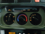 マニュアルエアコンでダイヤル調整で設定操作が出来ます。