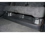 リアシートアンダートレー装備!傘や置き靴など、さまざまな物を収納することが可能です!