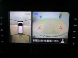 ■アラウンドビューモニター搭載。車体を4方向のカメラで「上から見下ろしたような映像」を映します。車庫入れが苦手な方も映像サポートでラクラク駐車できます。