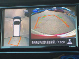 空から見下ろすような視点で、スムーズな駐車と安全確認をサポートする「アラウンドビューモニター」付です。