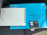 メンテナンスノート【点検整備記録簿・保証書】、取説も揃っています。スマートキーはバッグなどにしまったままボタン操作でエンジンの始動・停止ができて大変便利です。