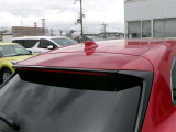 ボディカラーと同色のリアスポイラーで、見た目もすっきり!