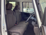 フロントシートはベンチシートです。ベンチシ―トは運転席と助手席の移動もスムーズ!狭い駐車場での乗り降りに便利です。