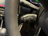 アクティブクルーズコントロールはレーダーが前方車を検知、設定速度より遅い車両が現れても、設定車間距離を保つためにエンブレとシフトダウンによって自動減速、車間距離が開けば、設定速度まで再加速します