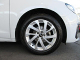 全車両に標準装備の純正アルミホイールは、純正ならではのバランスの良いデザインと、走行安定性をお楽しみ頂けます。