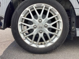 純正アルミホイールです。足元が引き立つので、車全体のイメージがアップしますよ!
