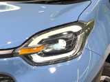 【LEDヘッドライト】悪天候や夜間走行時も良好な視界を確保し安心して運転できる高輝度LEDヘッドライトを装備!点灯速度が早く、消費電力も抑えられています。