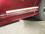 この車両は助手席側サイドシルガーニッシュ後方部にA4サイズ程度のへこみ・傷が有ります。こちらは現状での販売となります。詳しくは担当営業までご相談下さいませ。