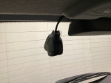 後方にもドライブレコーダーのカメラが付いています。前後両方でお車の周りを監視・記録いたします。