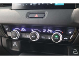 フルオートエアコンが装備されています!お好みの温度設定をするだけでエアコンの風量やモードの切り替えを自動でコントロールしてくれます!ユーザーの操作が少なく燃費走行にもつながります!