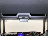 ルームミラー付近の天井にオプション装備のルーフコンソールがついています。ティシュや伝票など、よく使うアイテムをスマートの収納できます。
