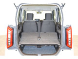簡単に収納できる後部座席!大空間が出現します!シートアレンジが多彩な点も特徴です!レジャー用品も積み込めます!