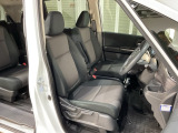 乗降がしやすい運転席。高さが調節できて小柄な方でも運転しやすいポジションをとることができます。