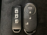 スマートキー付きですからドアロックの開閉およびエンジンスタートが楽々です。電動スライドドアの開け閉めもボタンで操作できます。加えて、純正リモコンエンジンスターター用の操作キーもついています。