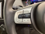 ステアリングにオーディオ操作スイッチが付いています。オーディオ画面に直接タッチしなくても操作が出来ますので、運転に集中できます。