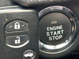 【アクセスキー&プッシュスタート】カバンやポケットに入れたままでもドアの施錠・解錠が可能なスマートキーを装備。エンジンのオン・オフ時もカギを取り出す必要が無く、ボタンをプッシュするだけでOK♪