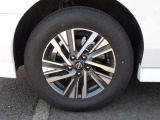 純正アルミホイ-ル付きです。タイヤサイズは、205/65R16です。