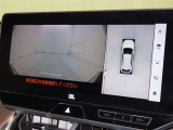 【パノラミックビューモニター】車を真上から見た状態をナビに映し出し、駐車時などをサポート☆クルマの斜め後ろなど、目が届きにくい箇所も確認できるため、いち早く障害物に気が付くことができます!