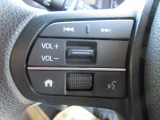 ハンドルにオーディオ操作ボタンがございます。視点を移さず、左手をハンドルから離す事なく放送局選びや曲飛ばし、ボリューム調整やモード切替が感覚的にできますので安全運転にも役立ちますね。