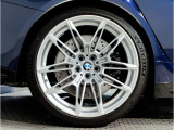 BMWの純正アロイホイールは軽量かつ強度にも優れているホイールで走行性能を引き上げる設計になっております。足元にもBMWは妥協がなくこだわっている個所になります。
