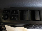 パワーウィンドウスイッチで運転席から全席の窓の開閉ができます。