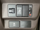 片側電動スライドドアは運転席から操作ができるよう、操作スイッチが付いています。その横にはヘッドライレリベライザーのスイッチがついています。下にはVSA解除スイッチも装備しています。