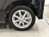 純正14インチアルミホイール装備。