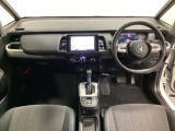 車内は光触媒抗菌消臭施工済です。スタイリッシュなデザインでスポーティなインパネ周りを演出します。グローブボックスやカップホルダーのほかにトレーなどたくさんの収納スペースが付いています。