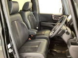 【前席】充分な広さを確保した、快適な前席!インテリアカラーも落ち着いたお色です♪センターアームレストも付いて、リラックスした姿勢で運転していただけます♪