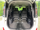 普段のお買い物や通勤、送迎等に十分な荷室スペースを確保しております。3列目を跳ね上げると、大きな荷物の積載も可能です♪