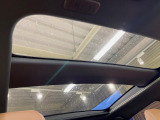 【パノラマルーフ】大型のガラスルーフ搭載で車内の解放感が一気にアップ!開放的なドライブをお楽しみいただけます。