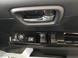 電動格納式ドアミラーのスイッチは運転席ドアにあります。