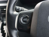 便利なステアリングスイッチ付きでナビに目をやらなくても音量調整等が可能です。