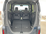 2人乗車時の荷室です。たっぷりと室内収納出来ます