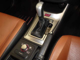 操作が楽なフロアシフトです、レバー式パーキングブレーキで足元インパネ周りもすっきりしています。