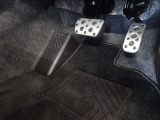 ゴムの滑り止めを組み合わせたアルミ製スポーツペダルです。靴が濡れていても滑りにくく、快適なドライブが楽しめます♪