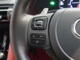 ステアリングスイッチ付き。前方から目を離すことなく操作することが可能です。