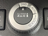 【オールモード4&times;4】2WD/4WDモードを手軽に切り替え可能。燃費重視の2WD、スタック時に役立つLOCK、AUTOモードでは4WDの配分を自動で調整し、路面状況を問わず安定した走りをサポート。