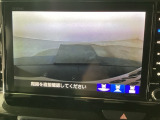 【バックカメラ】運転が苦手な方も車庫入れラクラクです!ギアをリバースに入れれば自動的に切り換わりますので、面倒な操作は不要です♪狭い駐車場もお車を傷つけず安心ですね!