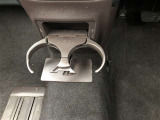 運転席用・助手席用と2つのカップホルダーを装備しています。ドリンクだけでなく、色々な小物の置き場所としても大変便利です。