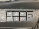 ハンドルの右側にHondaセンシング用のメインスイッチとパワーテールゲートスイッチなどがついています。パワーテールゲートスイッチは車内からでもテールゲートの開け閉めを電動でできます。