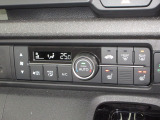 エアコンはオートエアコンでお好みの温度調整が出来、オールシーズン快適にドライブできます!さらに、運転席&助手席シートヒーターが付いてます。2段階に温度設定が可能です。
