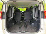 普段のお買い物や通勤、送迎等に十分な荷室スペースを確保しております。3列目を跳ね上げると、大きな荷物の積載も可能です♪