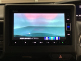 ギヤをR(バック)に入れるとナビの画面に後ろの映像が映るリアカメラ付です。後退時、コンディションが悪い視界でもカラーバックモニターがドライバーをサポートします。