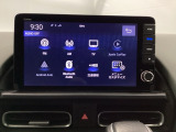 HondaCONNECT対応の便利なナビディスプレー。お持ちのスマートフォンと連携して、ナビやBluetoothでの音楽再生が可能です。デザインはもちろん、操作性も良好です。