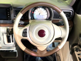 【純正革巻きステアリング】上質な革を使用することで、手にしっかり馴染みとても運転しやすいハンドルです♪