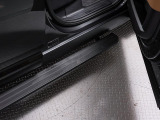 ディーラーオプションの電動サイドステップを装備しております。負担が少なく乗降が可能になります。ルーフへのアクセスも良くなるため、キャリアを付けたときや洗車時にも足場として使えます。