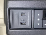 エアコン操作パネルの左側に、スマートフォンなどの充電可能なUSB端子と、音源などの外部入力の可能なUSB端子がついています。移動中に充電もできるので便利です。
