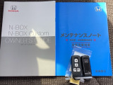 メンテナンスノート【点検整備記録簿・保証書】、取説も揃っています。スマートキーはバッグなどにしまったままボタン操作でエンジンの始動・停止ができて大変便利です。