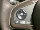 ステアリングにオーディオ操作スイッチが付いています。オーディオ画面に直接タッチしなくても操作が出来ますので、運転に集中できます。